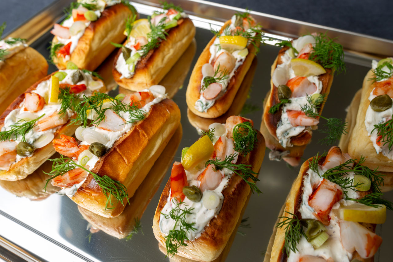 Lobster Rolls auf Tablett Flamboyant Food Fotografie