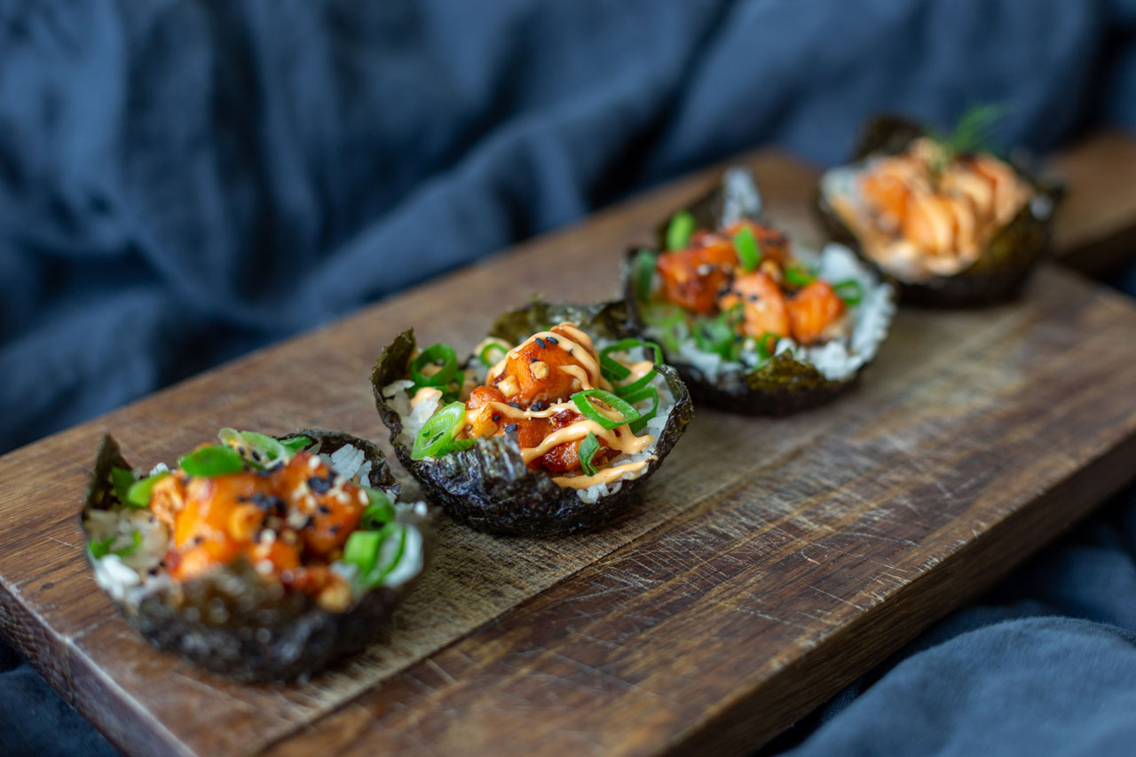 Sushi Cups mit Reis, Lachs & Sriracha Mayonnaise Flamboyant Food Fotografie